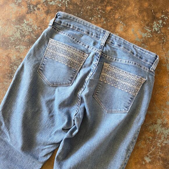 NYDJ Marilyn Straight Leg Jeans Size 6 Light Wash Embellished Pockets Slimming - Picture 7 of 8